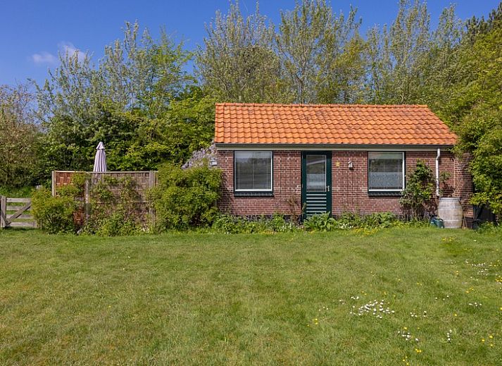 Moderne keuken in 't Paviljoen, De Koog, Texel met stijlvolle inrichting en gezellige details.