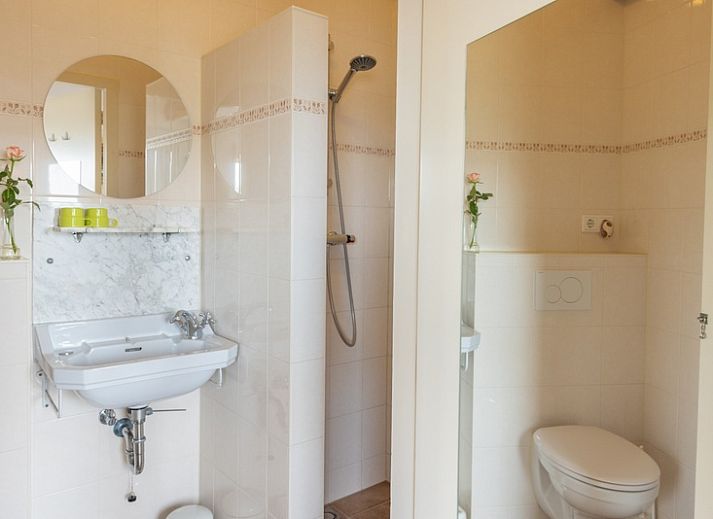 Moderne keuken in 't Paviljoen, De Koog, Texel met stijlvolle inrichting en gezellige details.