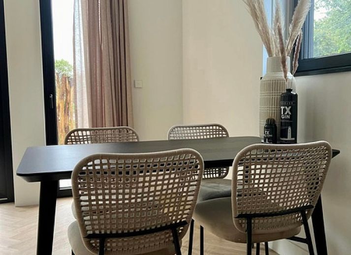 Vakantiehuis Noordwester in De Koog, Texel met moderne architectuur en groene omgeving.