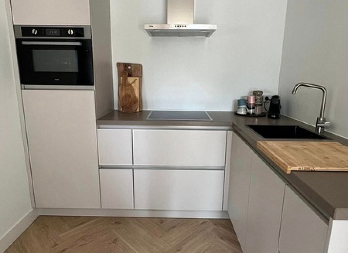 Vakantiehuis Noordwester in De Koog, Texel met moderne architectuur en groene omgeving.