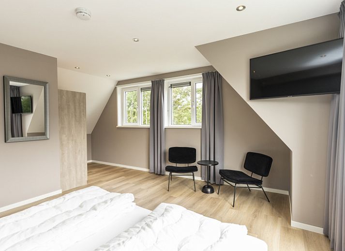 Stijlvolle woonkamer van Villa 17 in De Koog, Texel, vakantiehuis met modern interieur en veel lichtinval.