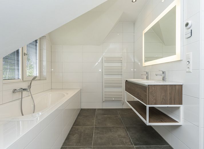 Stijlvolle woonkamer van Villa 17 in De Koog, Texel, vakantiehuis met modern interieur en veel lichtinval.