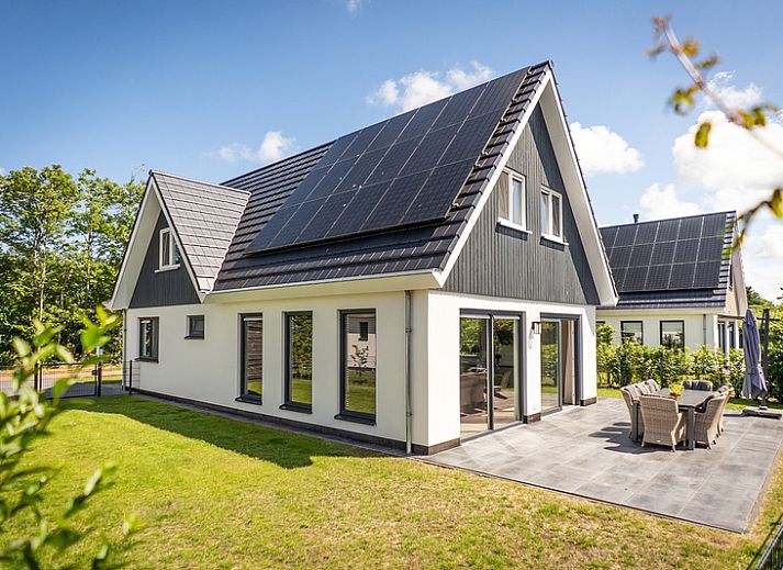 Stijlvolle woonkamer van Villa 17 in De Koog, Texel, vakantiehuis met modern interieur en veel lichtinval.
