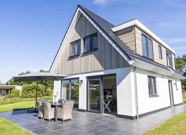 Villa 35a in De Koog Texel met ruime tuin en trampoline, perfect vakantiehuis op de Waddeneilanden.