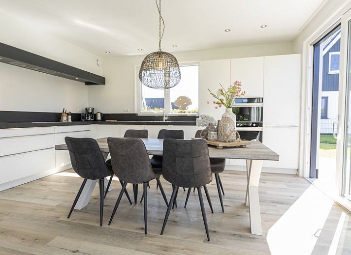 Villa 35a in De Koog Texel met ruime tuin en trampoline, perfect vakantiehuis op de Waddeneilanden.