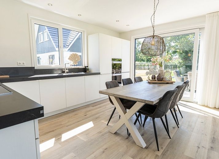 Villa 35a in De Koog Texel met ruime tuin en trampoline, perfect vakantiehuis op de Waddeneilanden.