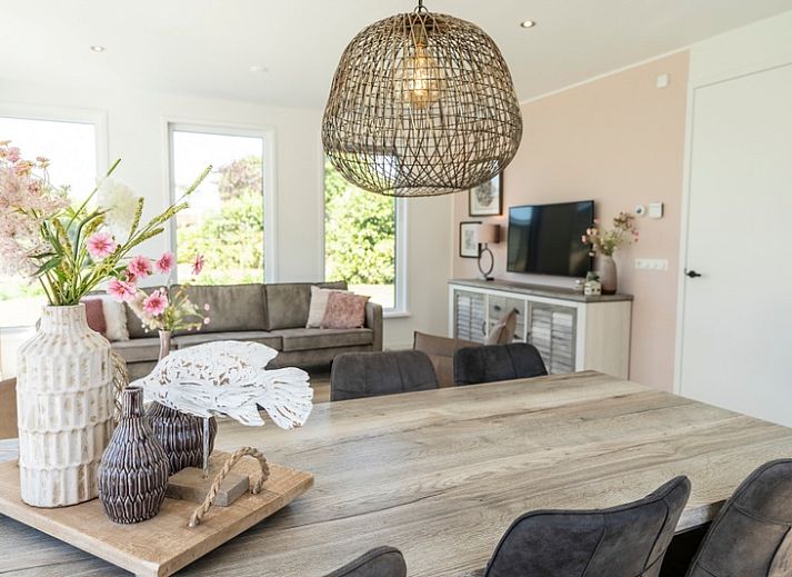 Zonnig terras van Villa 35a in De Koog Texel, ideaal vakantiehuis op de Waddeneilanden.