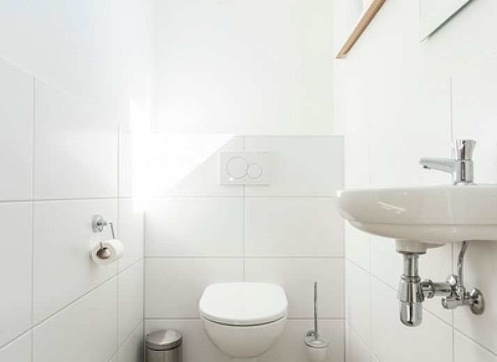 Zonnig terras van Villa 35a in De Koog Texel, ideaal vakantiehuis op de Waddeneilanden.