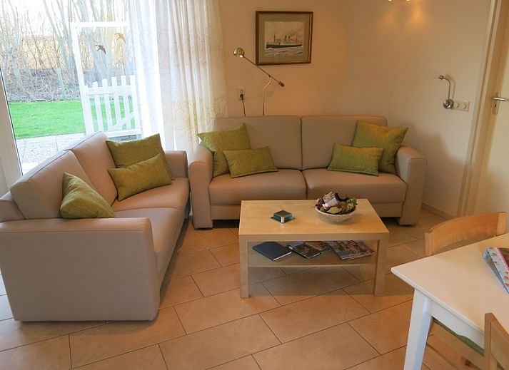 Bungalow 't Luwe Land 49 in De Koog Texel biedt een zonnig terras met groene tuin, ideaal voor ontspanning op de Waddeneilanden.