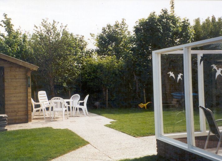 Bungalow 't Luwe Land 49 in De Koog Texel biedt een zonnig terras met groene tuin, ideaal voor ontspanning op de Waddeneilanden.