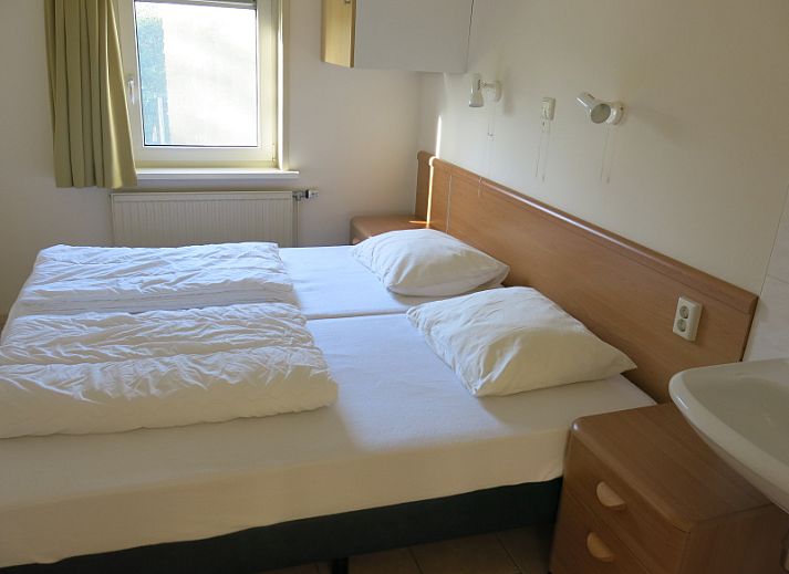 Bungalow 't Luwe Land 49 in De Koog Texel biedt een zonnig terras met groene tuin, ideaal voor ontspanning op de Waddeneilanden.