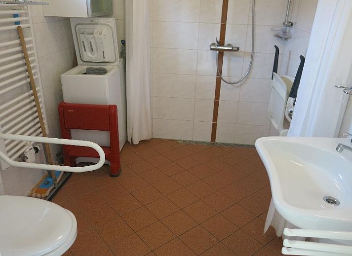 Bungalow 't Luwe Land 49 in De Koog Texel biedt een zonnig terras met groene tuin, ideaal voor ontspanning op de Waddeneilanden.