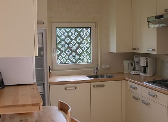 Gezellige woonkamer van Bungalow 't Luwe Land 49 in De Koog Texel, met comfortabele banken en uitzicht op de natuur van de Waddeneilanden.