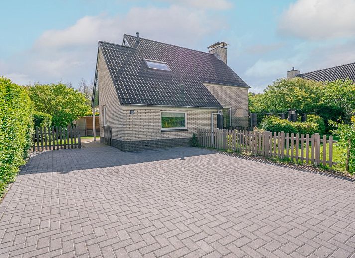 Vakantiehuis Kamperfoelie 81 met sauna in De Koog, Texel, biedt een ruime oprit en groene omgeving voor een ontspannen verblijf.