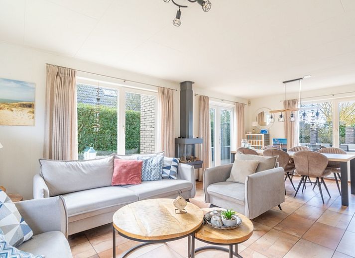 Vakantiehuis Kamperfoelie 81 met sauna in De Koog, Texel, biedt een ruime oprit en groene omgeving voor een ontspannen verblijf.