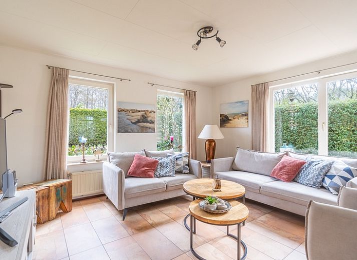 Vakantiehuis Kamperfoelie 81 met sauna in De Koog, Texel, biedt een ruime oprit en groene omgeving voor een ontspannen verblijf.