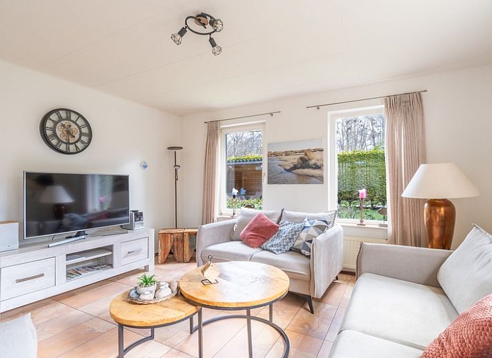 Vakantiehuis Kamperfoelie 81 met sauna in De Koog, Texel, biedt een ruime oprit en groene omgeving voor een ontspannen verblijf.