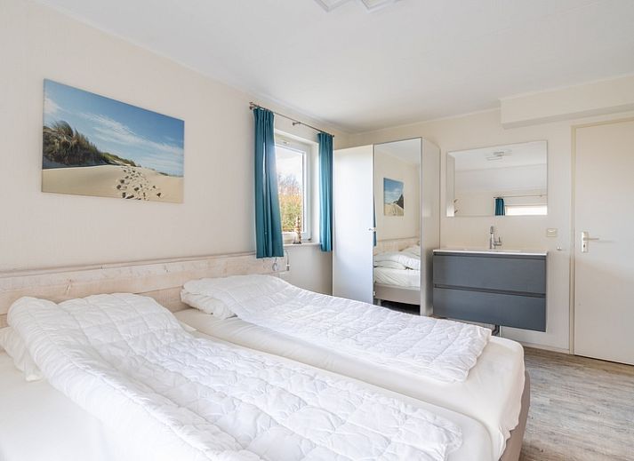 Geniet van de rust bij Vakantiehuis Kamperfoelie 81 in De Koog, Texel, met een uitnodigende oprit en omheinde tuin.