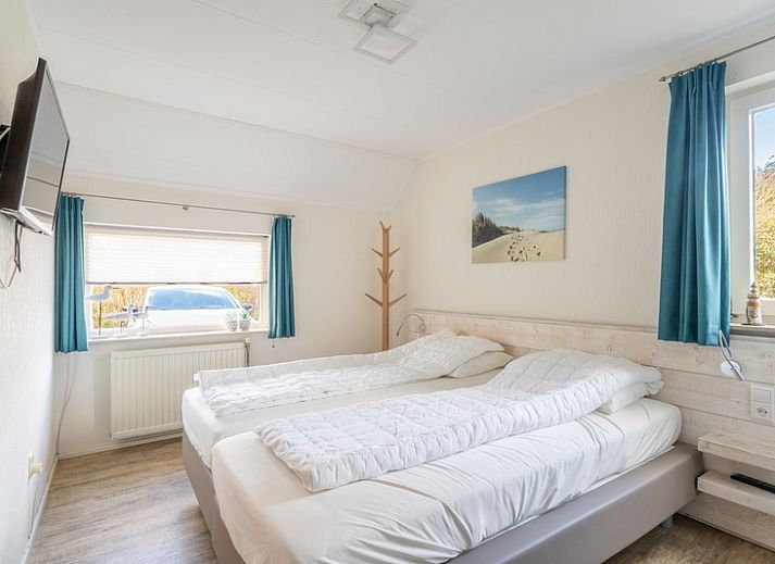 Geniet van de rust bij Vakantiehuis Kamperfoelie 81 in De Koog, Texel, met een uitnodigende oprit en omheinde tuin.