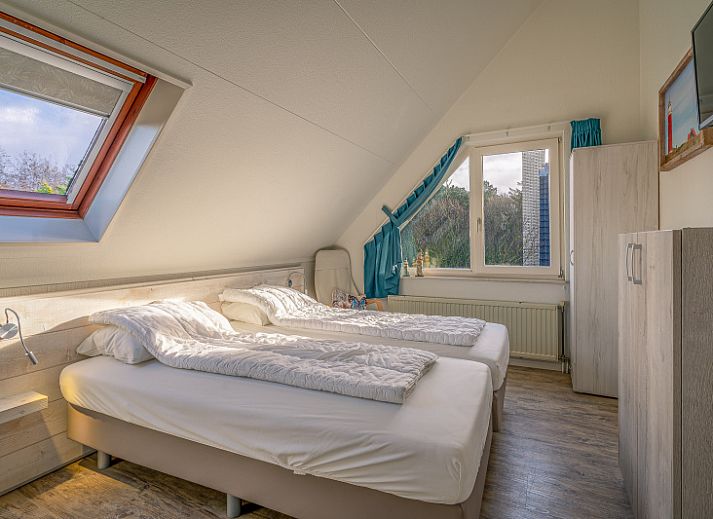 Stijlvolle woonkamer van Vakantiehuis Kamperfoelie 81 met sauna, De Koog, Texel, met comfortabele zitplaatsen en veel lichtinval.