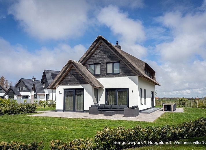 Bungalowpark 't Hoogelandt Wellness Villa in De Koog Texel met moderne architectuur en ruime tuin.