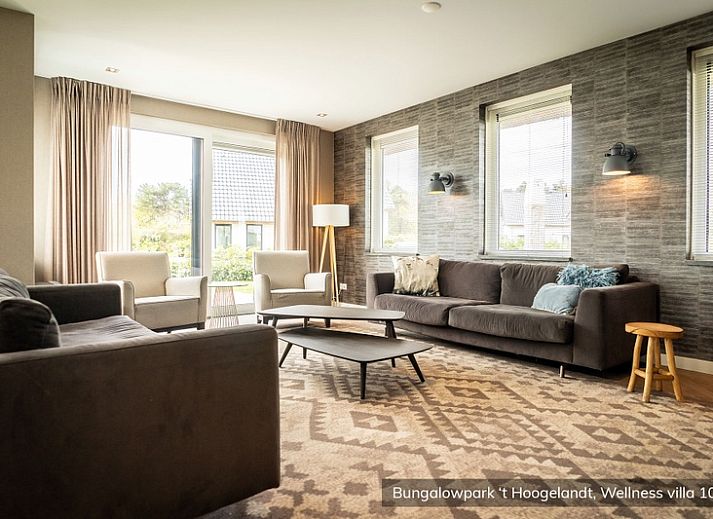 Bungalowpark 't Hoogelandt Wellness Villa in De Koog Texel met moderne architectuur en ruime tuin.