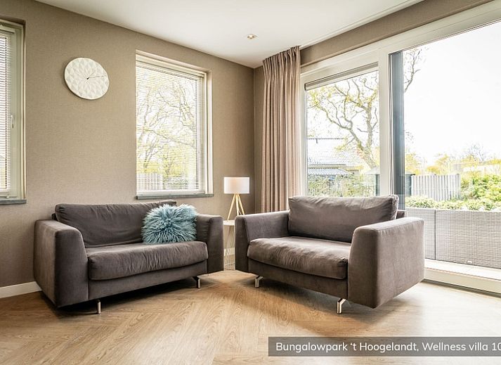 Bungalowpark 't Hoogelandt Wellness Villa in De Koog Texel met moderne architectuur en ruime tuin.