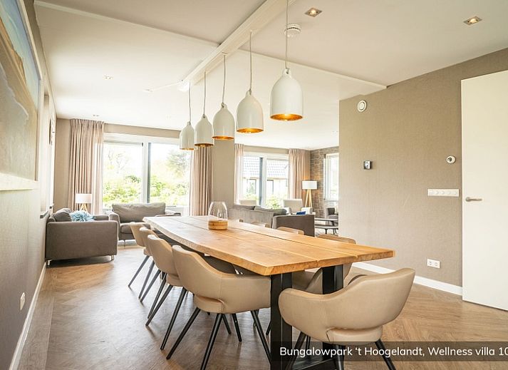 Stijlvolle eetkamer in Bungalowpark 't Hoogelandt Wellness Villa, De Koog Texel, met lange houten tafel.