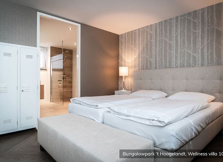 Stijlvolle eetkamer in Bungalowpark 't Hoogelandt Wellness Villa, De Koog Texel, met lange houten tafel.