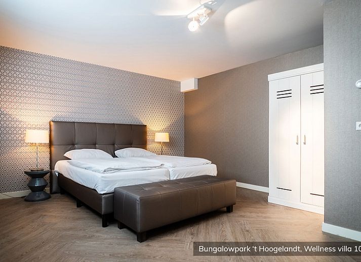 Stijlvolle eetkamer in Bungalowpark 't Hoogelandt Wellness Villa, De Koog Texel, met lange houten tafel.