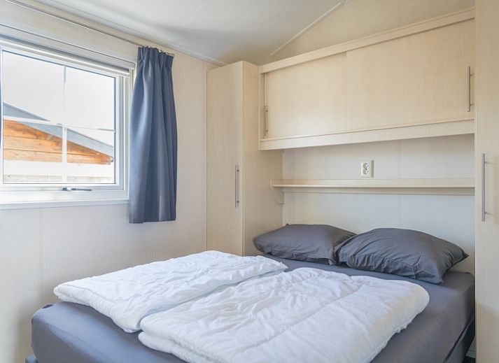 Gemuetliches Wohnzimmer des Chalets Bregkoog 227 in De Koog, Texel, mit bequemen Sitzgelegenheiten und moderner Einrichtung.