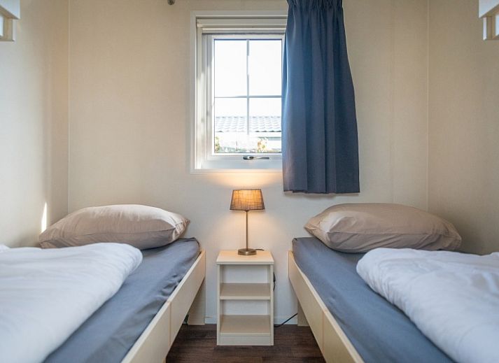 Gemuetliches Wohnzimmer des Chalets Bregkoog 227 in De Koog, Texel, mit bequemen Sitzgelegenheiten und moderner Einrichtung.