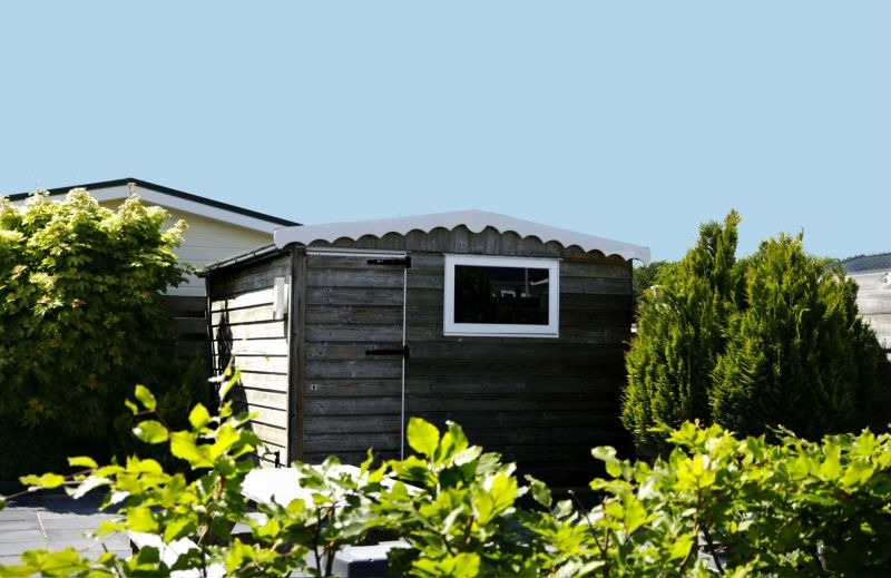 Gemuetliches Wohnzimmer des Chalets Bregkoog 227 in De Koog, Texel, mit bequemen Sitzgelegenheiten und moderner Einrichtung.