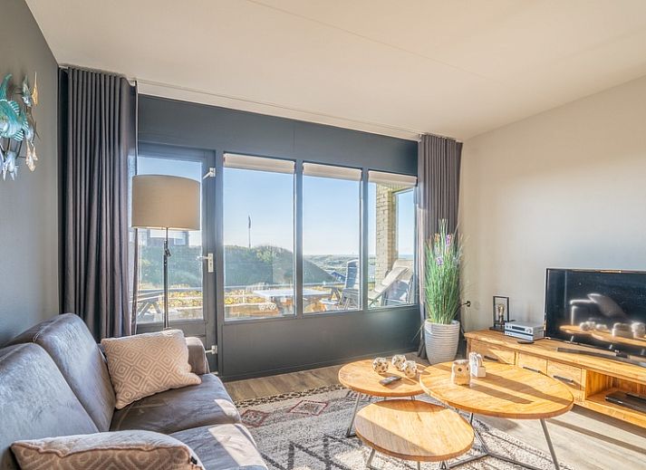 Gezellige woonkamer in Appartement Juliana 048 met uitzicht op duinen in De Koog, Texel, Waddeneilanden.