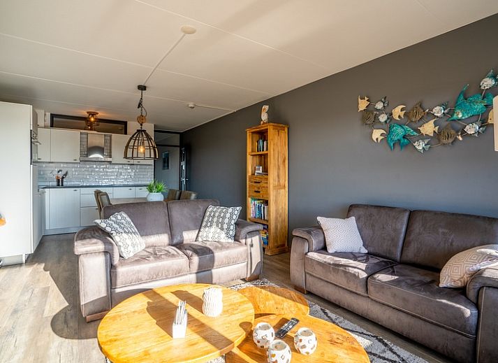 Gezellige woonkamer in Appartement Juliana 048 met uitzicht op duinen in De Koog, Texel, Waddeneilanden.