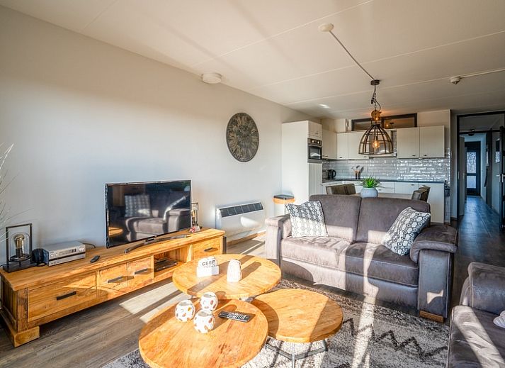 Gezellige woonkamer in Appartement Juliana 048 met uitzicht op duinen in De Koog, Texel, Waddeneilanden.