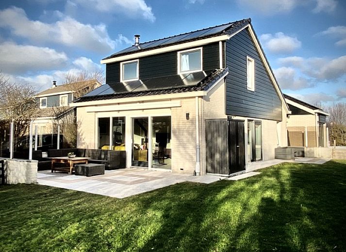 Geniet van het zwembad bij Stappeland - Huize 100-1 in De Koog, Texel, ideaal voor ontspanning op de Waddeneilanden.