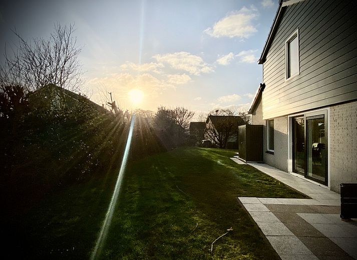 Geniet van het zwembad bij Stappeland - Huize 100-1 in De Koog, Texel, ideaal voor ontspanning op de Waddeneilanden.