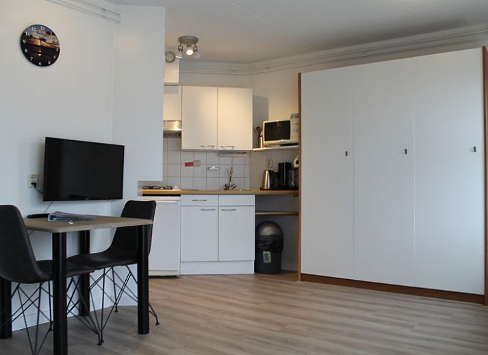 Gezellige woonkamer in De Zeedistel - Appartement Zeedistel 16, De Koog, Texel, met comfortabel interieur en veel natuurlijk licht.