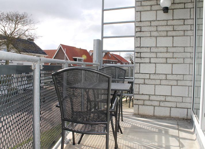 Appartement Zeedistel 16 in De Koog, Texel met moderne balkons en uitnodigende buitenruimte voor een ontspannen vakantie op de Waddeneilanden.