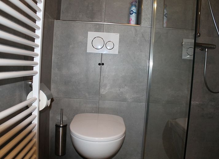 Appartement Zeedistel 16 in De Koog, Texel met moderne balkons en uitnodigende buitenruimte voor een ontspannen vakantie op de Waddeneilanden.