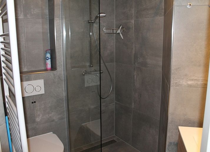 Appartement Zeedistel 16 in De Koog, Texel met moderne balkons en uitnodigende buitenruimte voor een ontspannen vakantie op de Waddeneilanden.