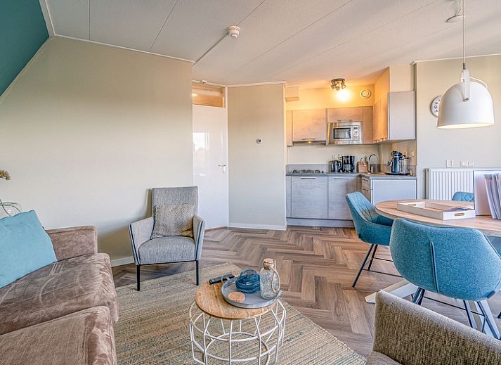 Gezellige woonkamer in Appartement Zeedistel 22, De Koog, Texel met comfortabel meubilair en uitzicht op de Waddeneilanden.