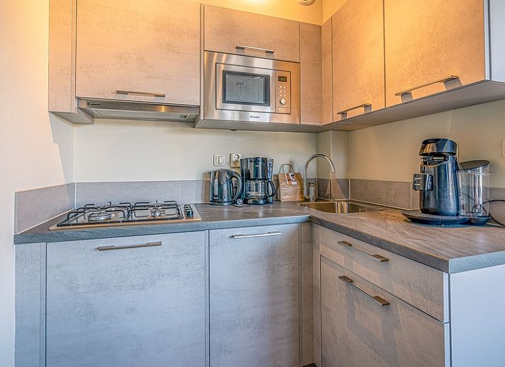 Stijlvolle zithoek van Appartement Zeedistel 22 in De Koog, Texel, met moderne inrichting en veel daglicht.