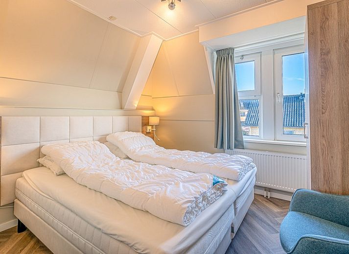 Stijlvolle zithoek van Appartement Zeedistel 22 in De Koog, Texel, met moderne inrichting en veel daglicht.