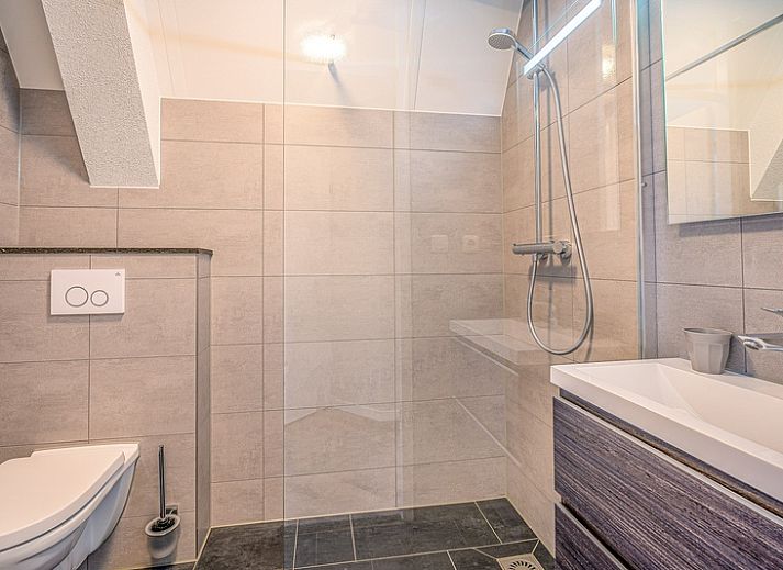 Knusse woonkamer van Appartement Zeedistel 22 op Texel, ideaal voor ontspanning na een dagje Waddeneilanden.