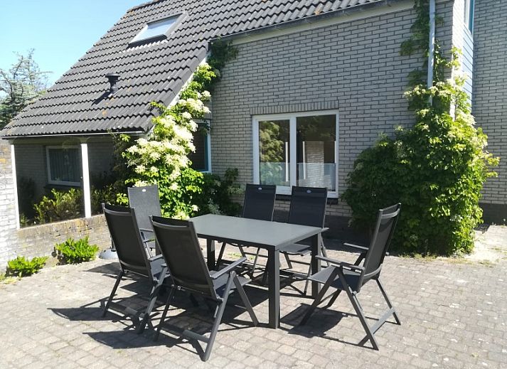 Villapark Kamperfoelie vakantiehuis in De Koog Texel, charmante buitenkant met groene omgeving.