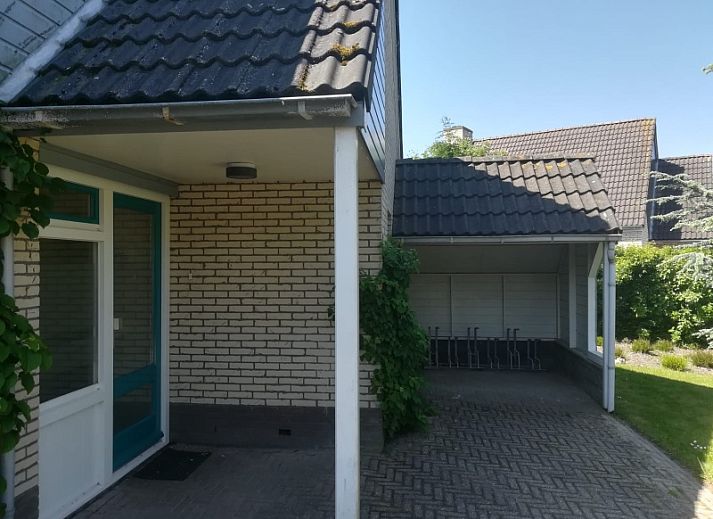 Villapark Kamperfoelie vakantiehuis in De Koog Texel, charmante buitenkant met groene omgeving.