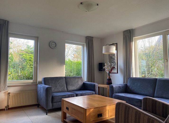 Vakantiehuis Kamperfoelie 53 in De Koog, Texel, omgeven door weelderige natuur en serene rust.