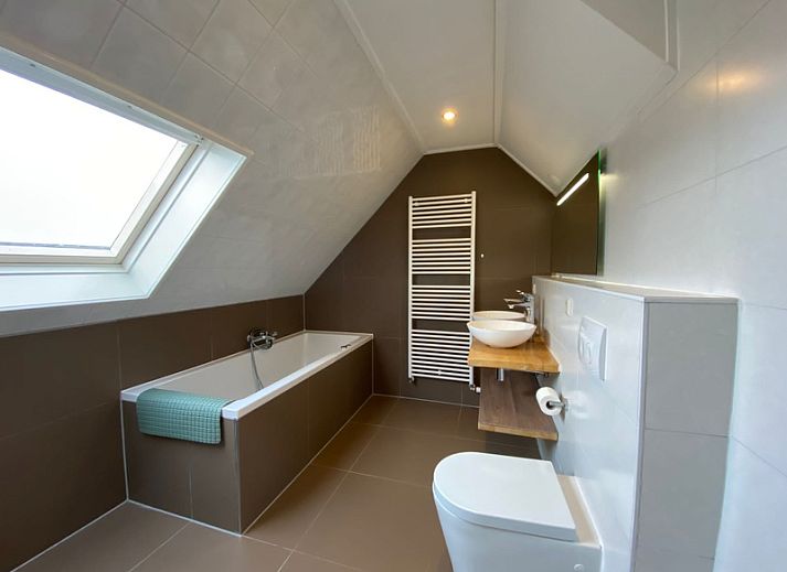 Vakantiehuis Kamperfoelie 53 in De Koog, Texel, omgeven door weelderige natuur en serene rust.